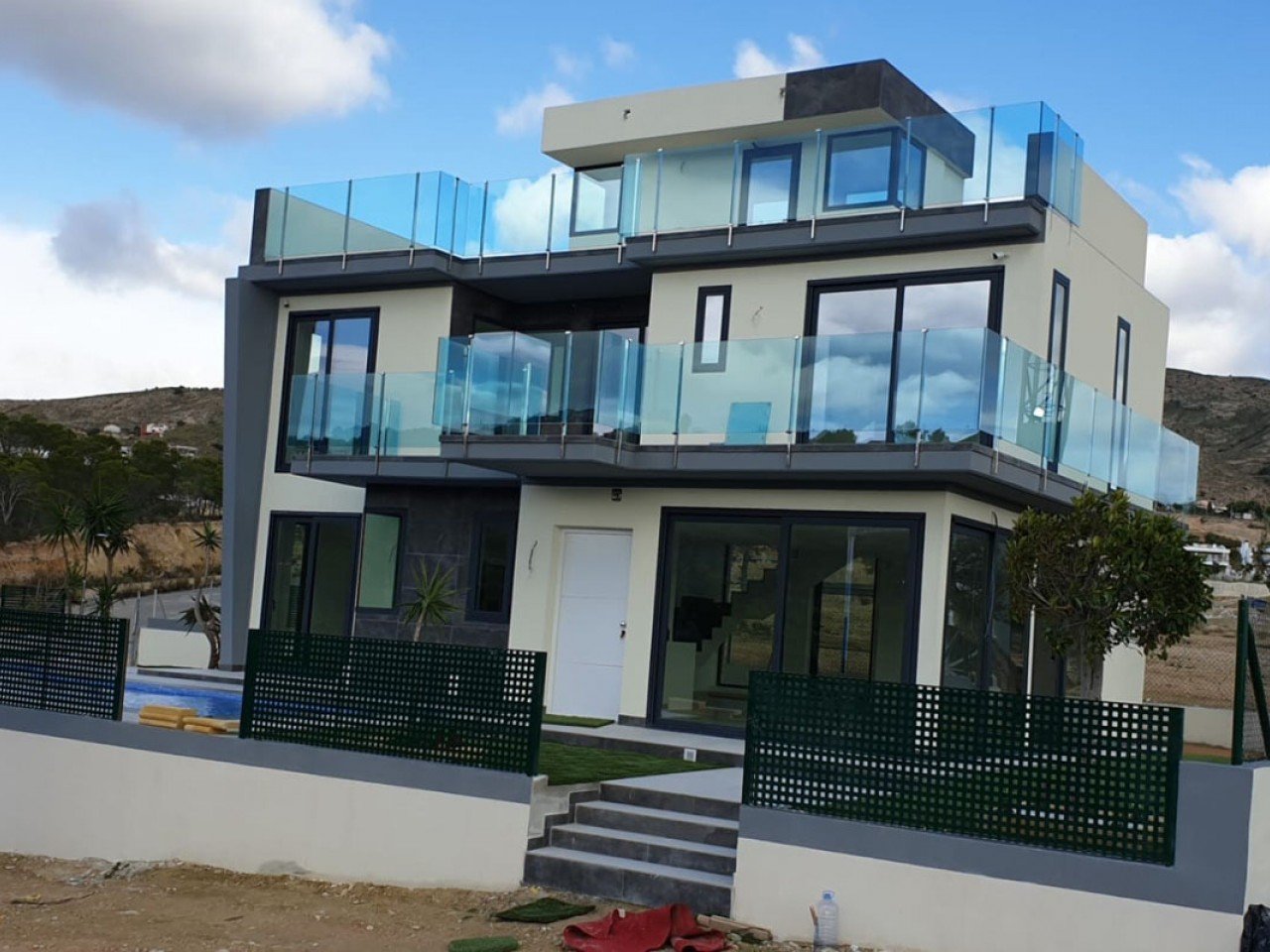 Moderne Neubau-Villa mit Pool - ein neues Konzept von Stil, Design und Qualität