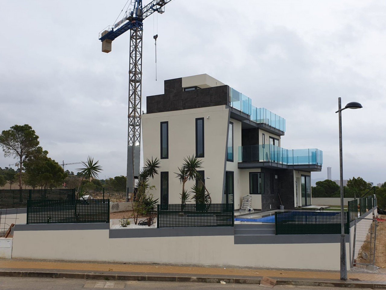 Moderne Neubau-Villa mit Pool - ein neues Konzept von Stil, Design und Qualität