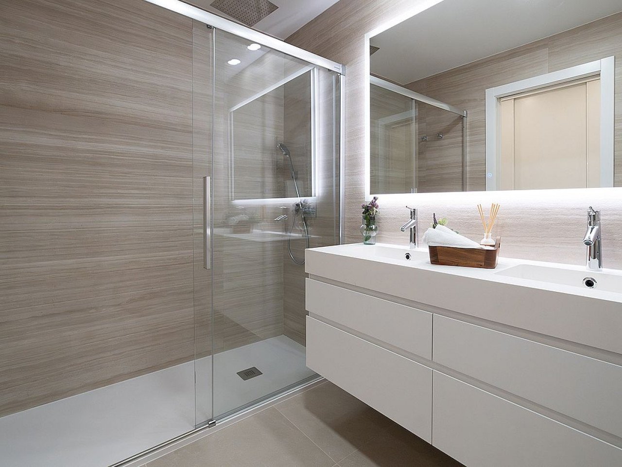 Moderner Skyscraper - Luxus-Apartments nur 50 m vom Poniente Strand