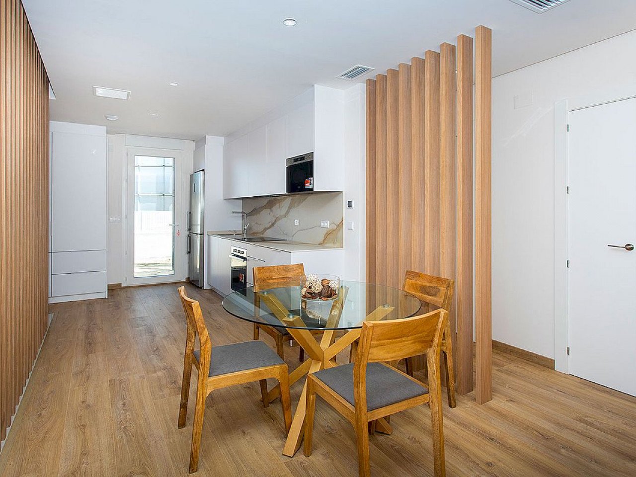 Moderne Neubau-Villa auf 2 Ebenen in ruhiger Gegend