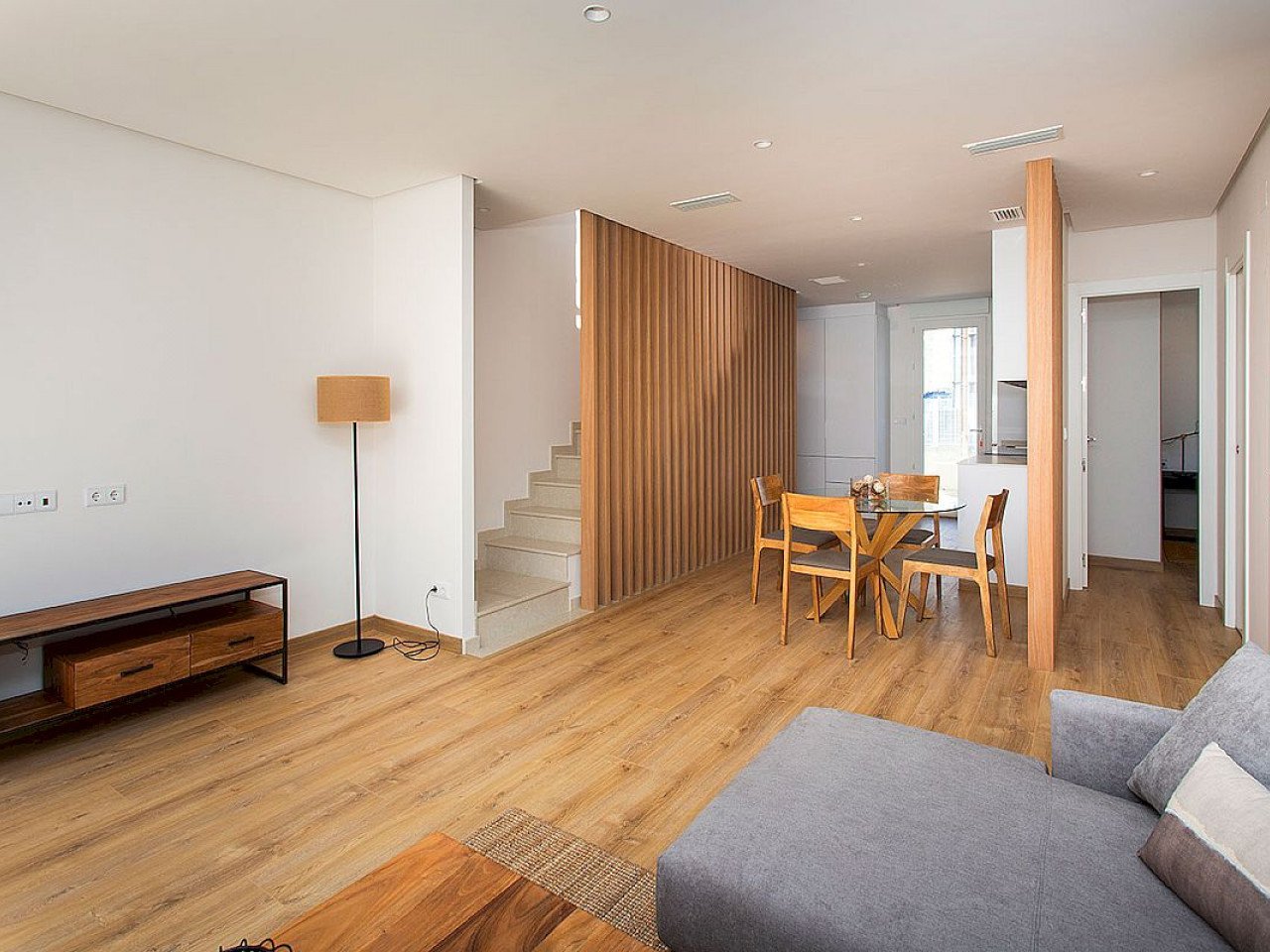 Moderne Neubau-Villa auf 2 Ebenen in ruhiger Gegend