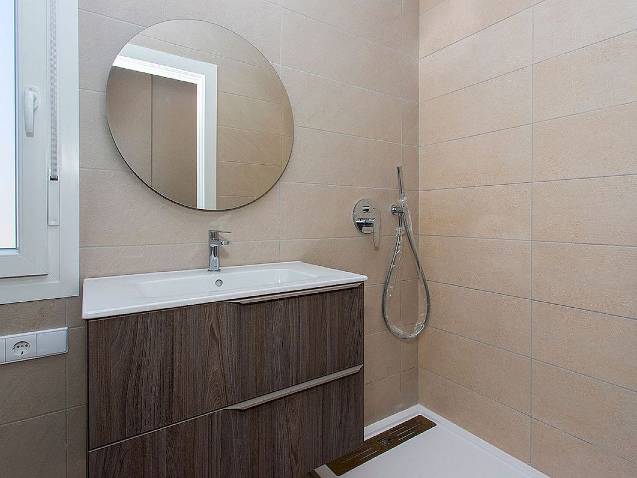 Moderne Neubau-Villa auf 2 Ebenen in ruhiger Gegend