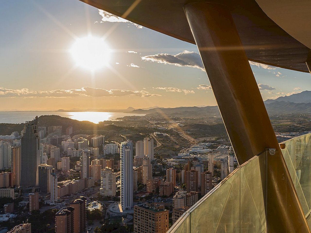 Der markanteste Wohn-Tower der Stadt - Luxus und Traum-Ausblick