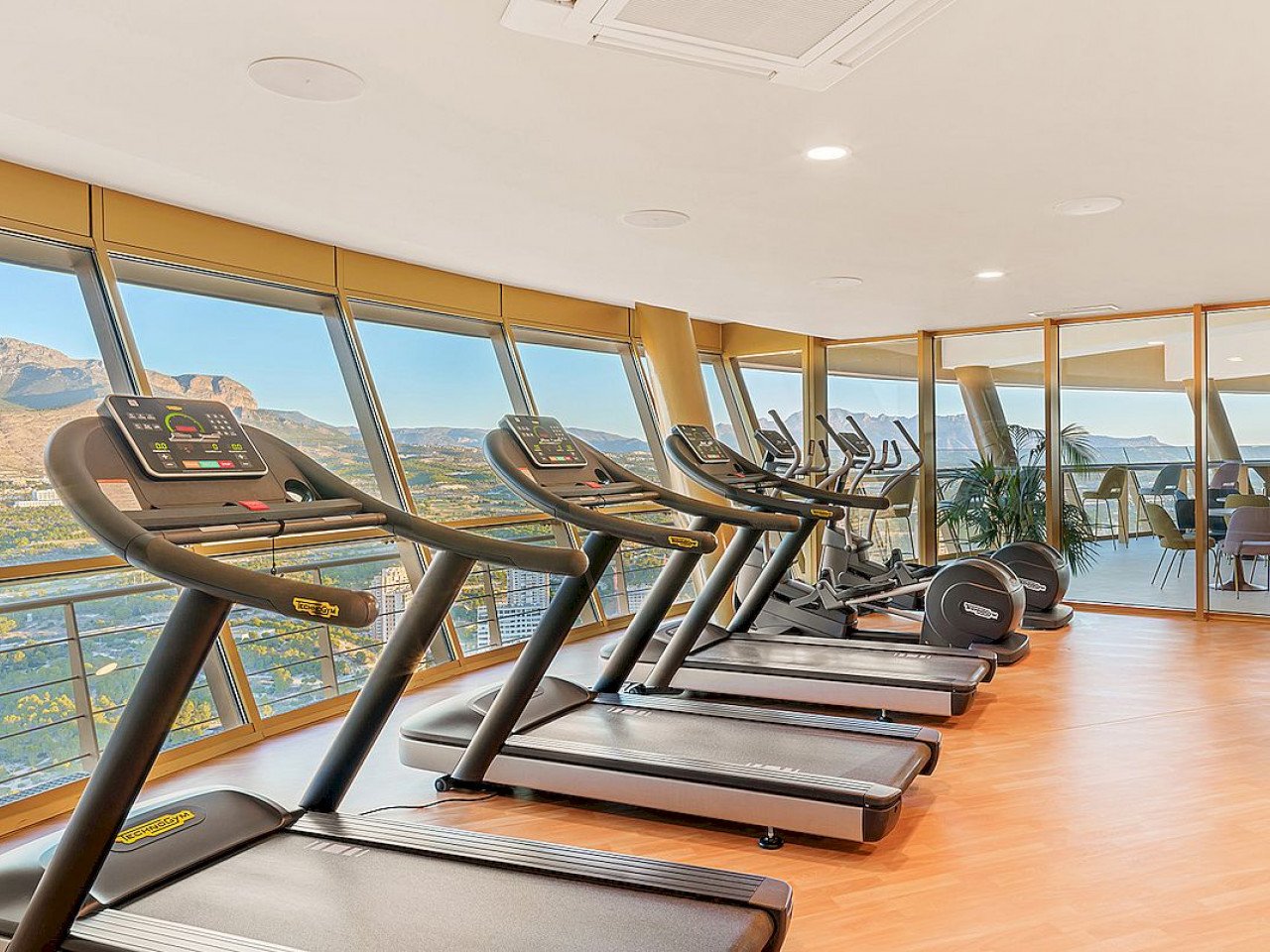 Der markanteste Wohn-Tower der Stadt - Luxus und Traum-Ausblick