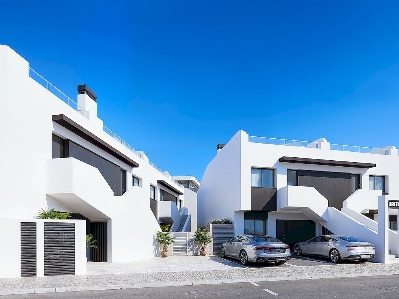 Neubau-Apartments in der Nähe von Stränden, Golfplätzen, Annehmlichkeiten