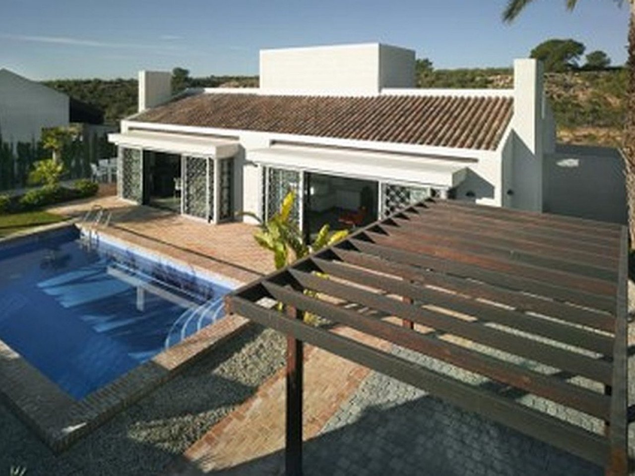 Freistehende Pool-Villa im mediterranen Stil in privater Community