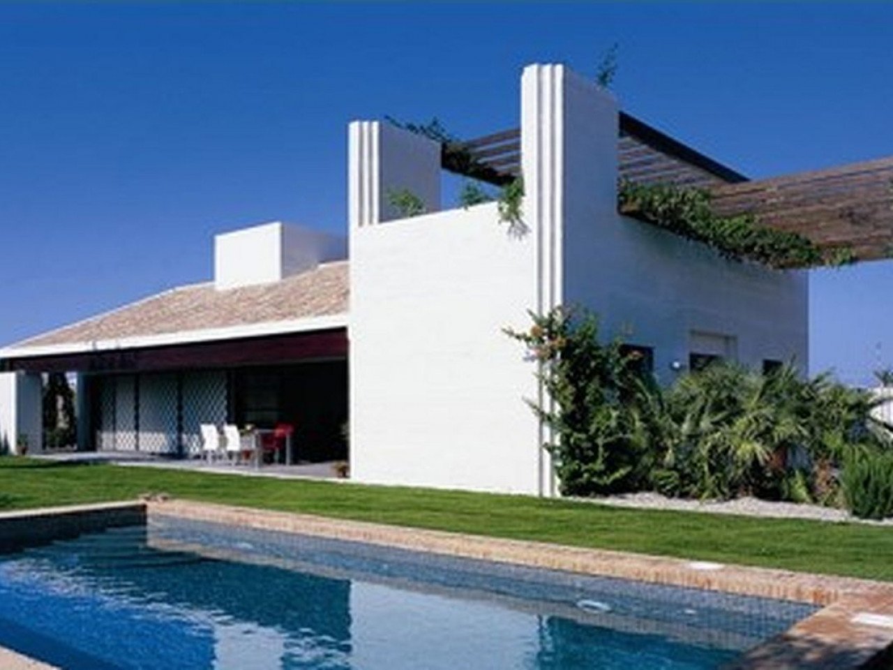 Freistehende Pool-Villa im mediterranen Stil in privater Community