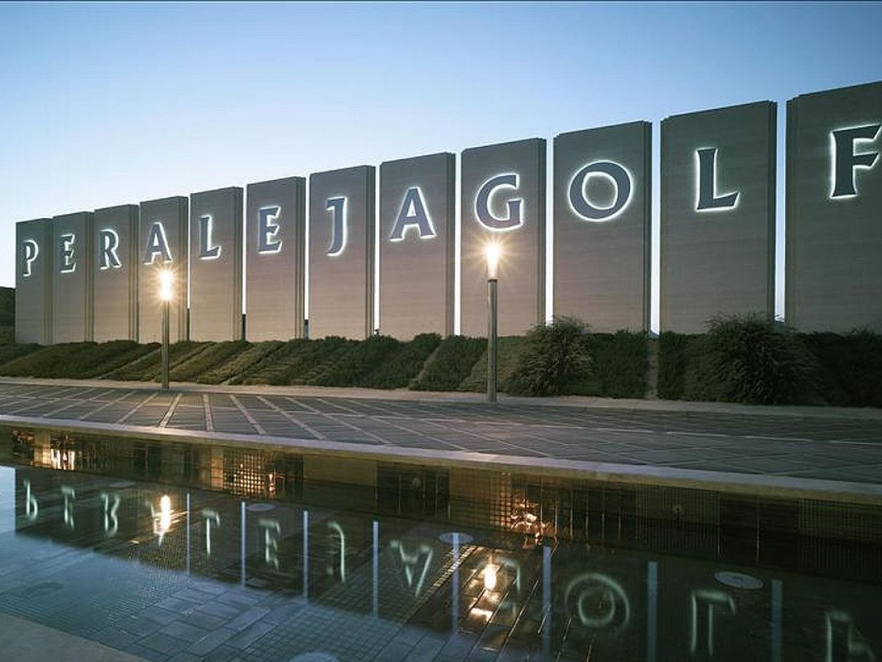 Freistehende Pool-Villa im mediterranen Stil in privater Community