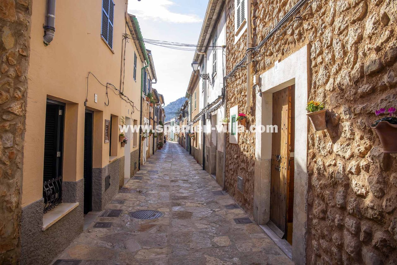 Wunderbare NEUBAU-Reihen-Villen am Fuße der Tramuntana-Berge
