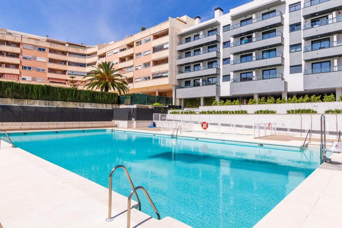Mijas: Preiswertes Neubau-Apartment mit Extras in schöner Anlage 