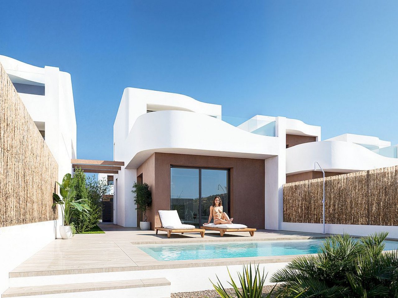 Moderne Neubau-Villa mit Pool in schön gestalteter gestaltete Wohnanlage