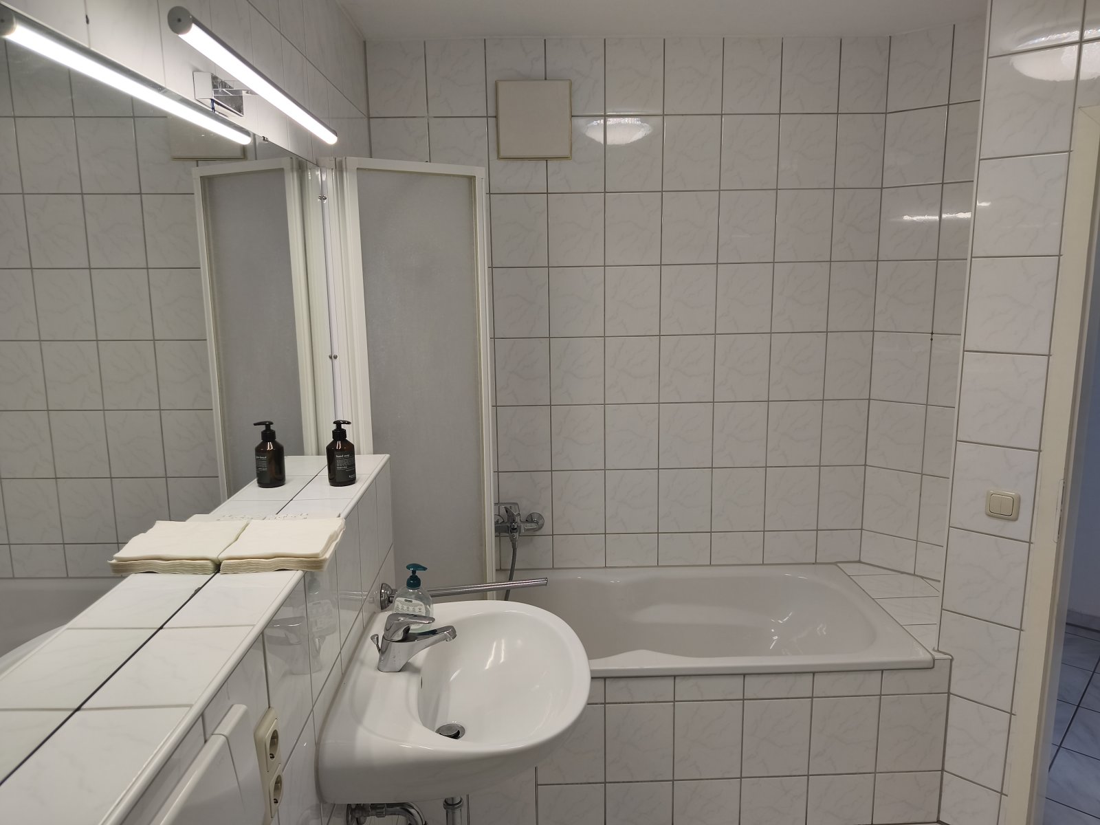 SOFORT: Moderne, helle 2-Zimmer-Wohnung mit kompletter Einbau-Küche