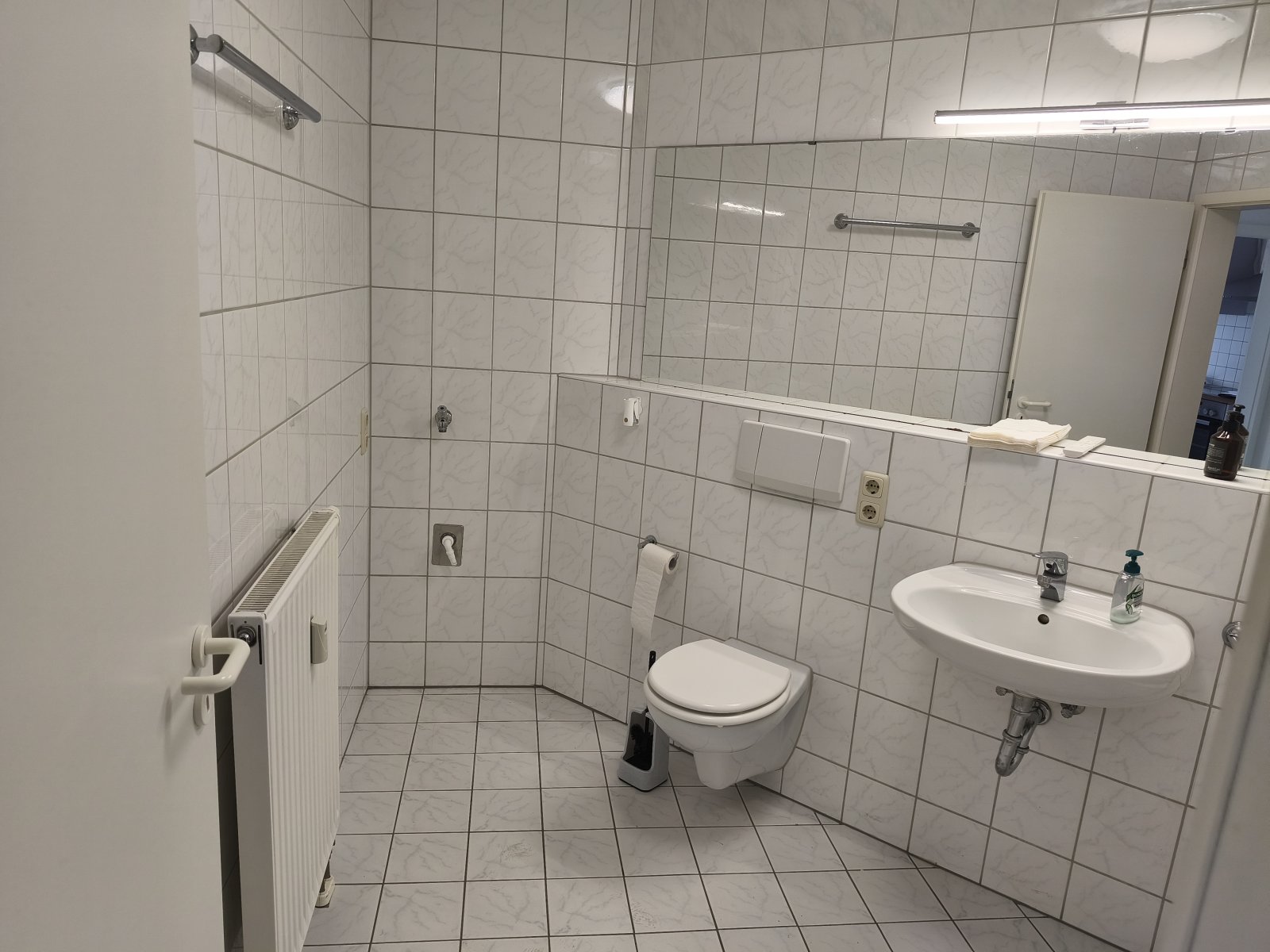 SOFORT: Moderne, helle 2-Zimmer-Wohnung mit kompletter Einbau-Küche