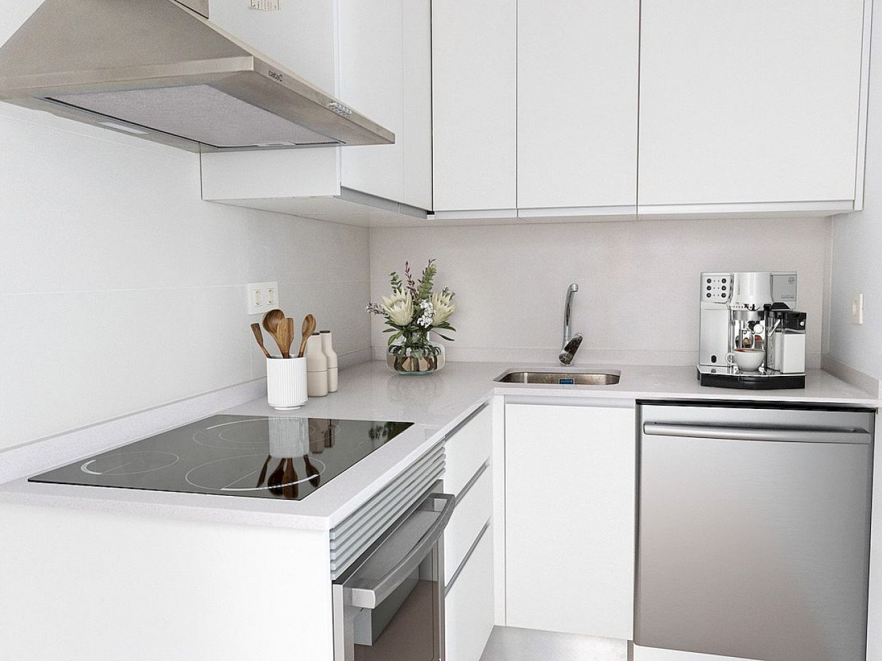 Neues Konzept von modernen Neubau-Stadthäusern mit hochwertigen Materialien