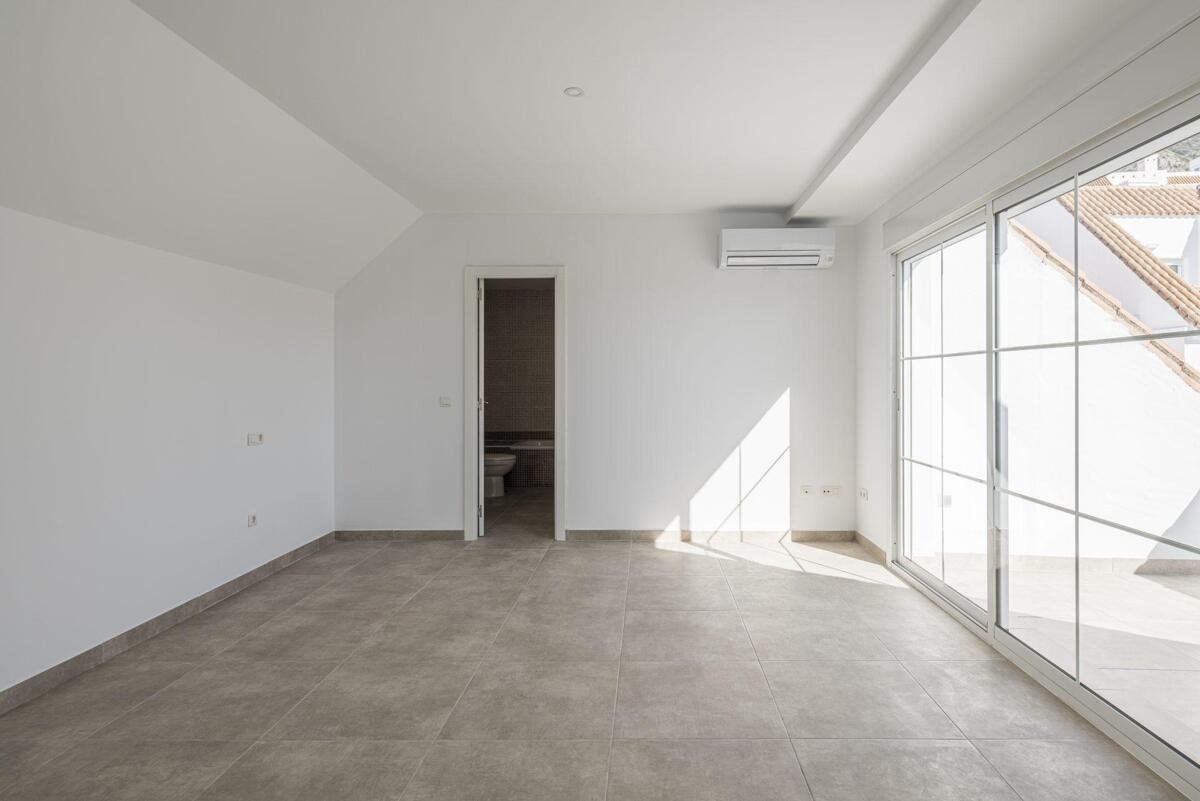 Neubau, 1 Schlafzimmer, 2 Badezimmer Apartment in Istán