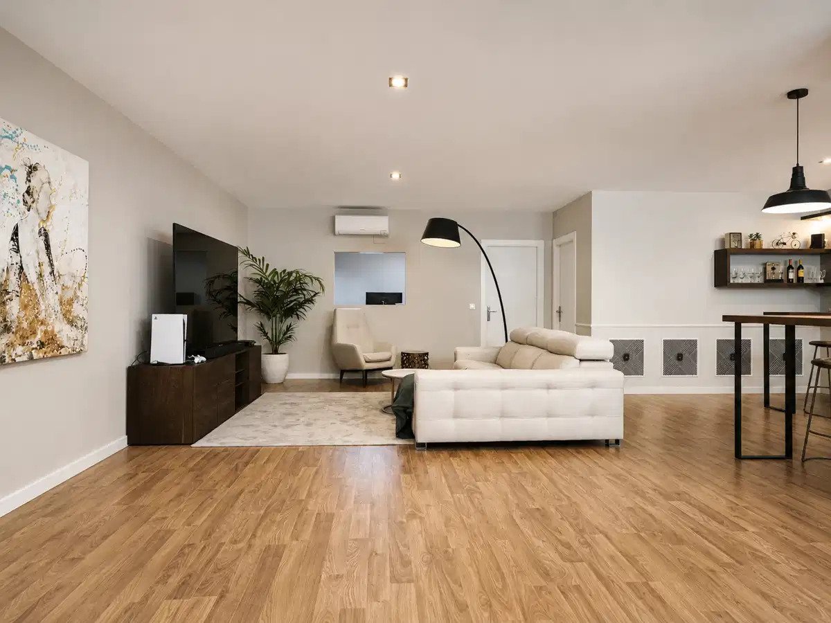 Zeitgenössische Einzelgeschossvilla mit Gästehaus und übergroßer Garage