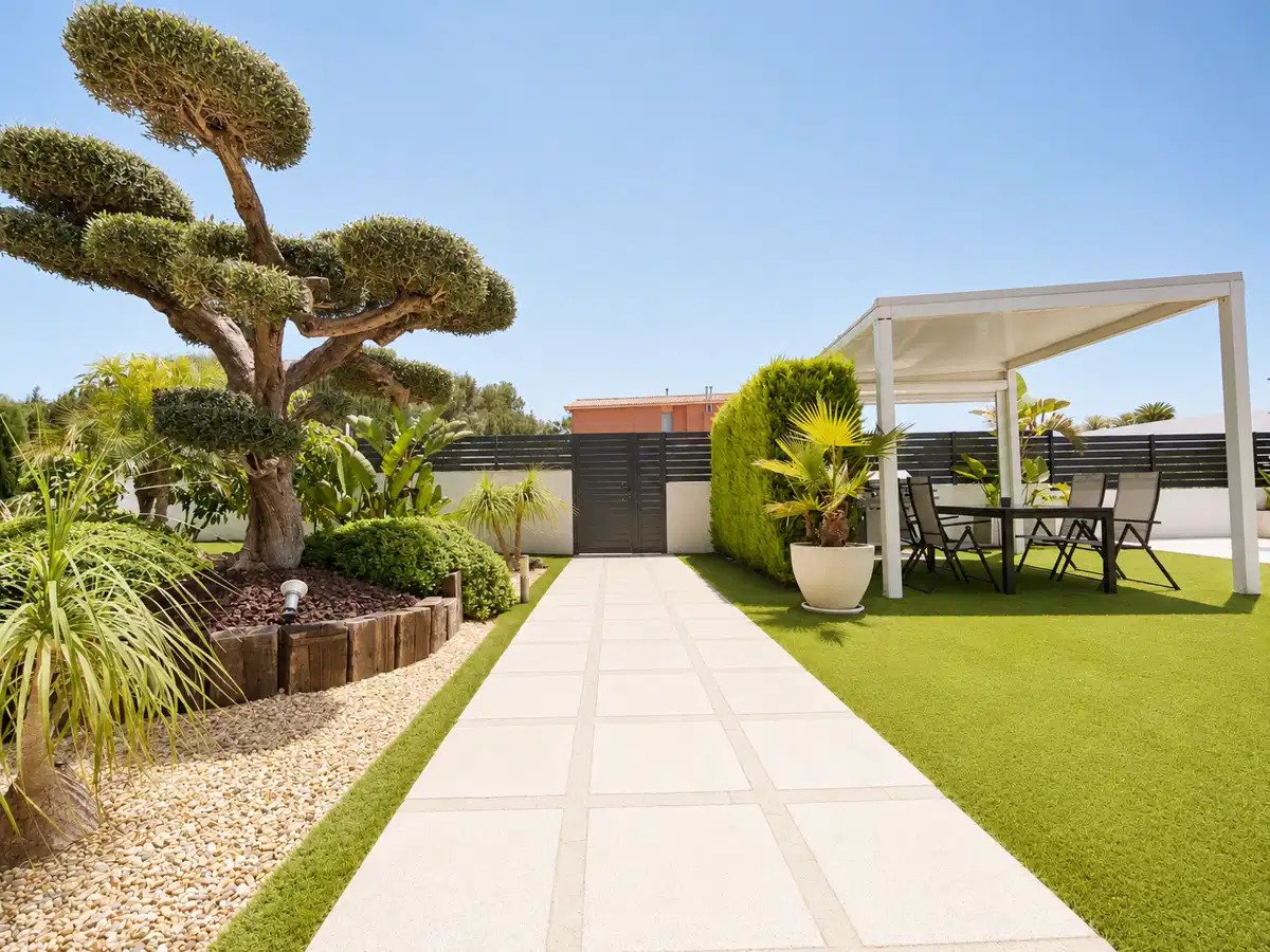Zeitgenössische Einzelgeschossvilla mit Gästehaus und übergroßer Garage