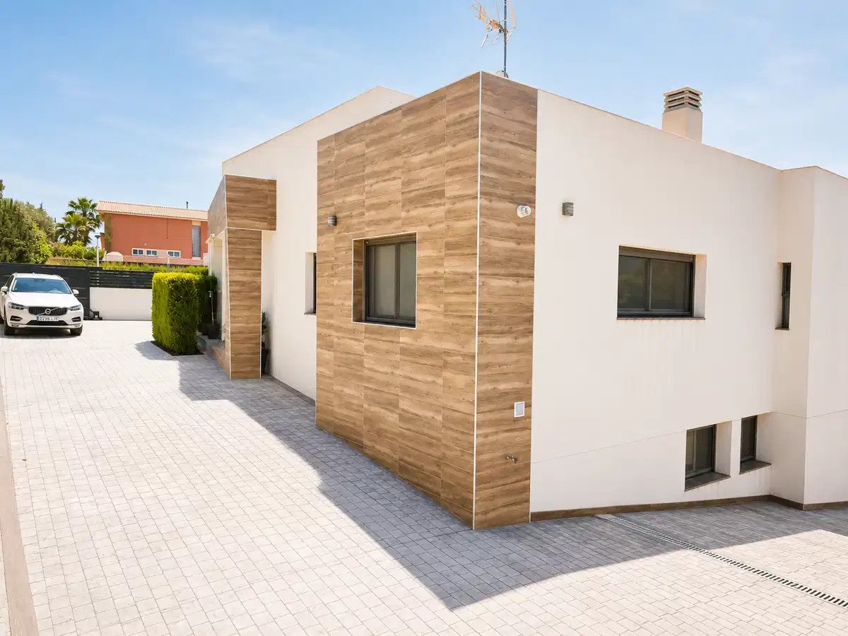 Zeitgenössische Einzelgeschossvilla mit Gästehaus und übergroßer Garage
