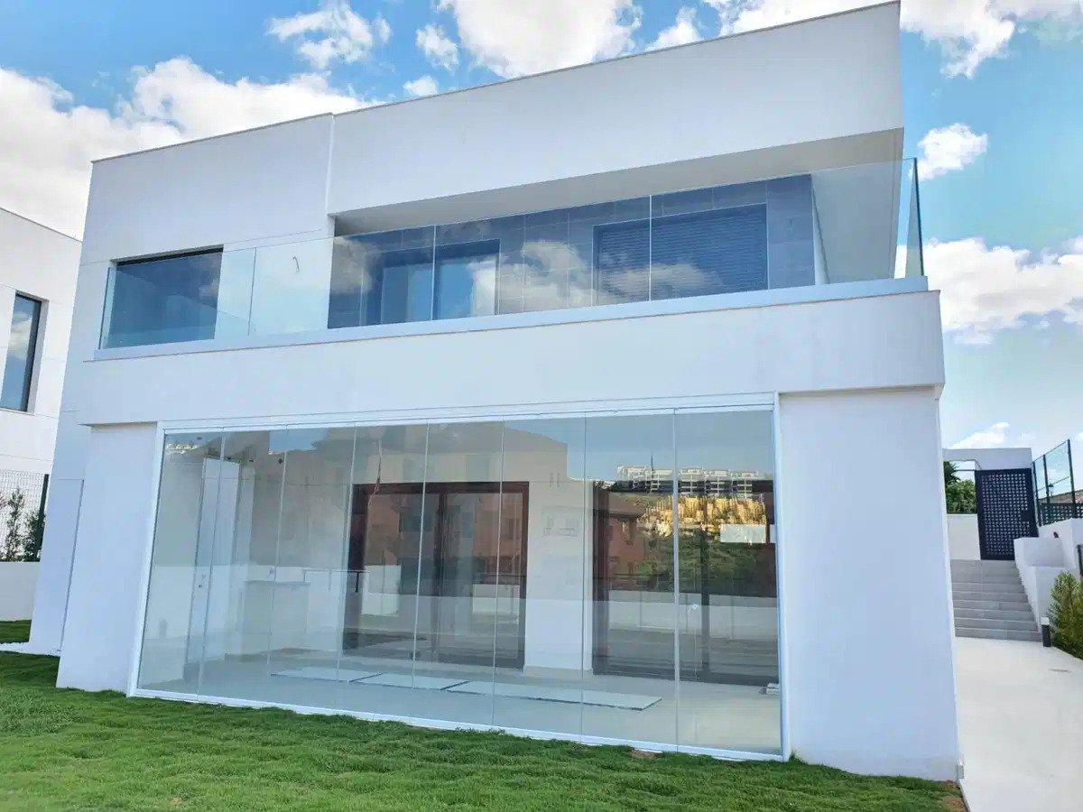 4-Zimmer, 3-Bad Modern Villa mit privatem Pool und Garten in La Duquesa, Manilva