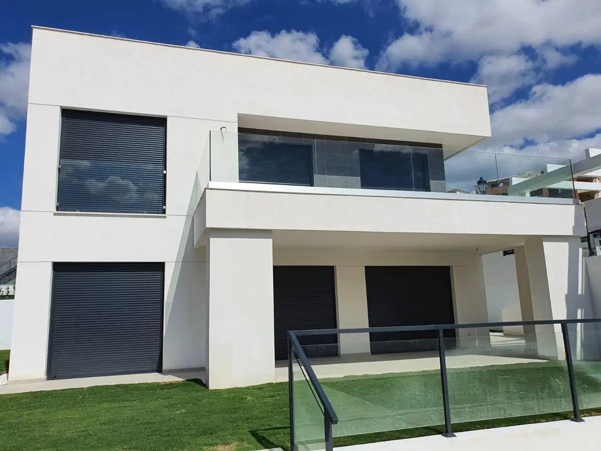 4-Zimmer, 3-Bad Modern Villa mit privatem Pool und Garten in La Duquesa, Manilva