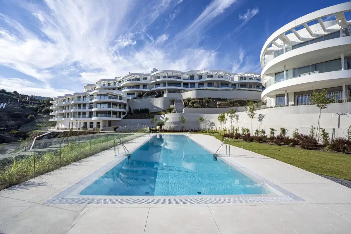 2-Zimmer, 2-Bad Erdgeschosswohnung mit Meerblick und Resort-Annehmlichkeiten in Marbella-Benahavís Hills