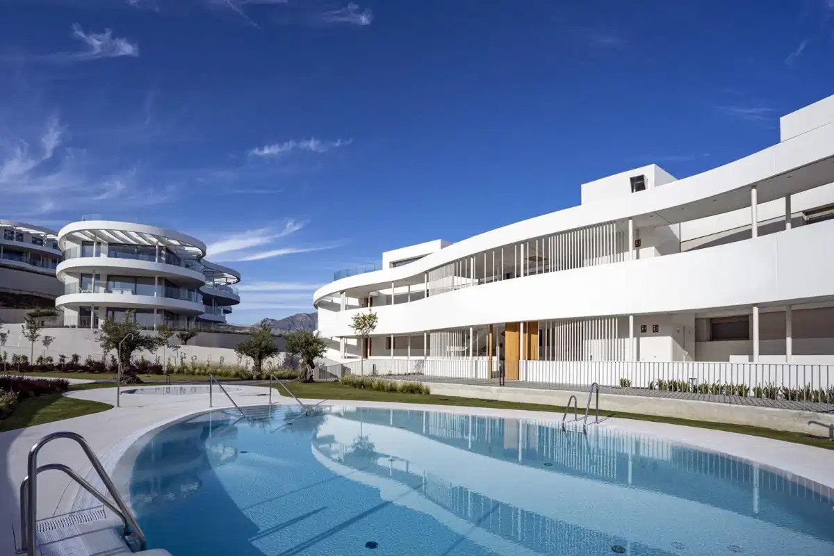 2-Zimmer, 2-Bad Erdgeschosswohnung mit Meerblick und Resort-Annehmlichkeiten in Marbella-Benahavís Hills