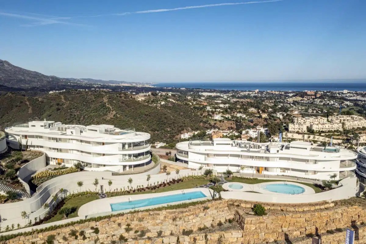 2-Zimmer, 2-Bad Erdgeschosswohnung mit Meerblick und Resort-Annehmlichkeiten in Marbella-Benahavís Hills
