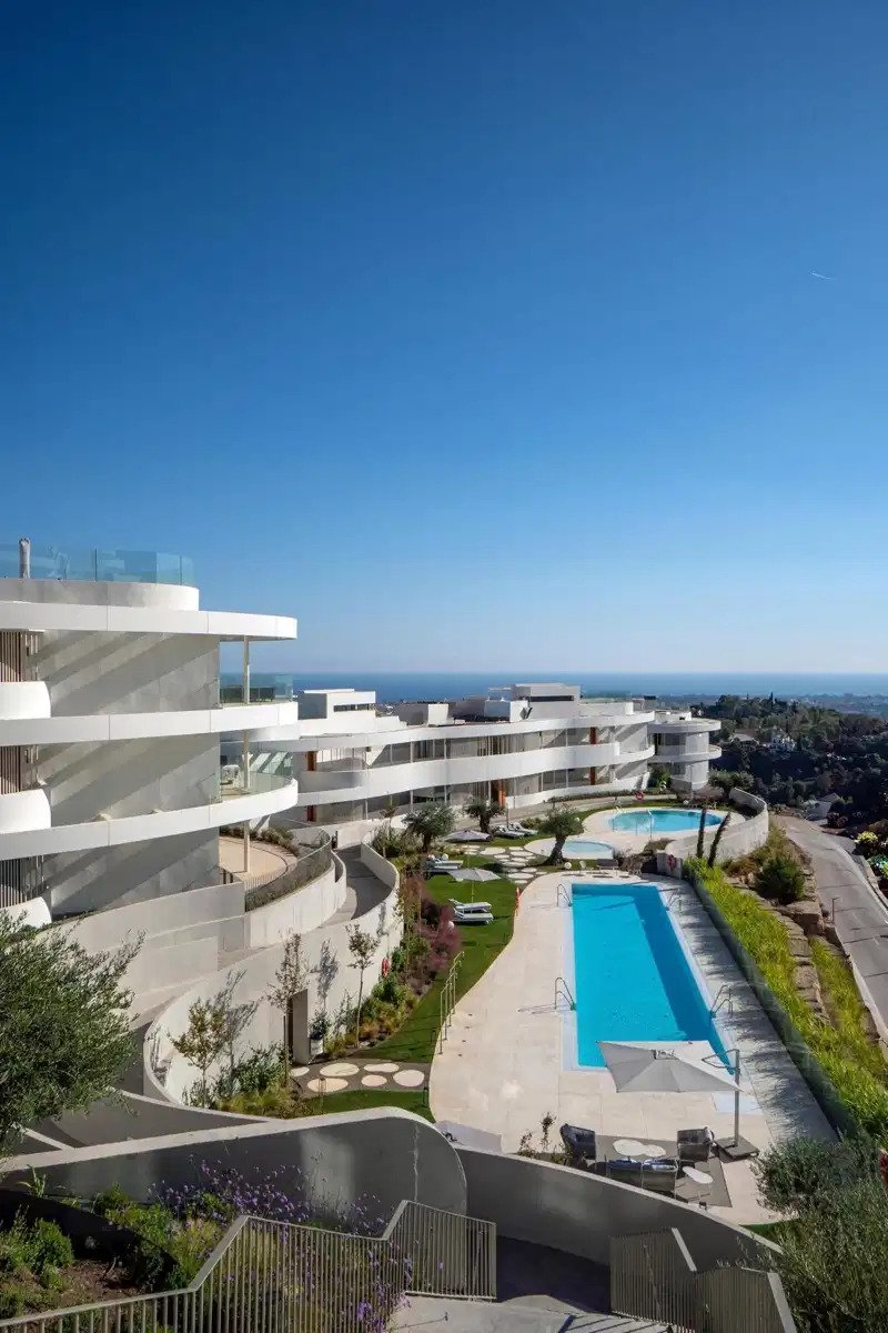 2-Zimmer, 2-Bad Erdgeschosswohnung mit Meerblick und Resort-Annehmlichkeiten in Marbella-Benahavís Hills
