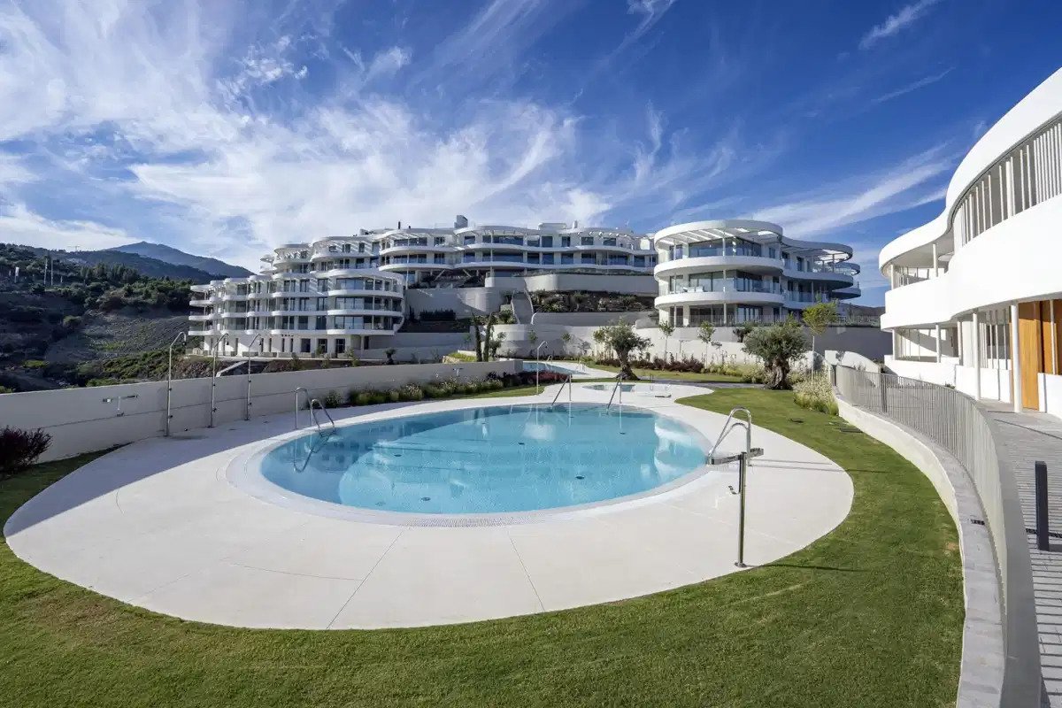 2-Zimmer, 2-Bad Erdgeschosswohnung mit Meerblick und Resort-Annehmlichkeiten in Marbella-Benahavís Hills