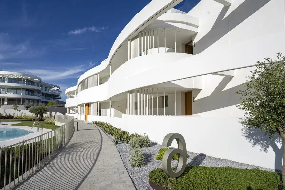 2-Zimmer, 2-Bad Erdgeschosswohnung mit Meerblick und Resort-Annehmlichkeiten in Marbella-Benahavís Hills