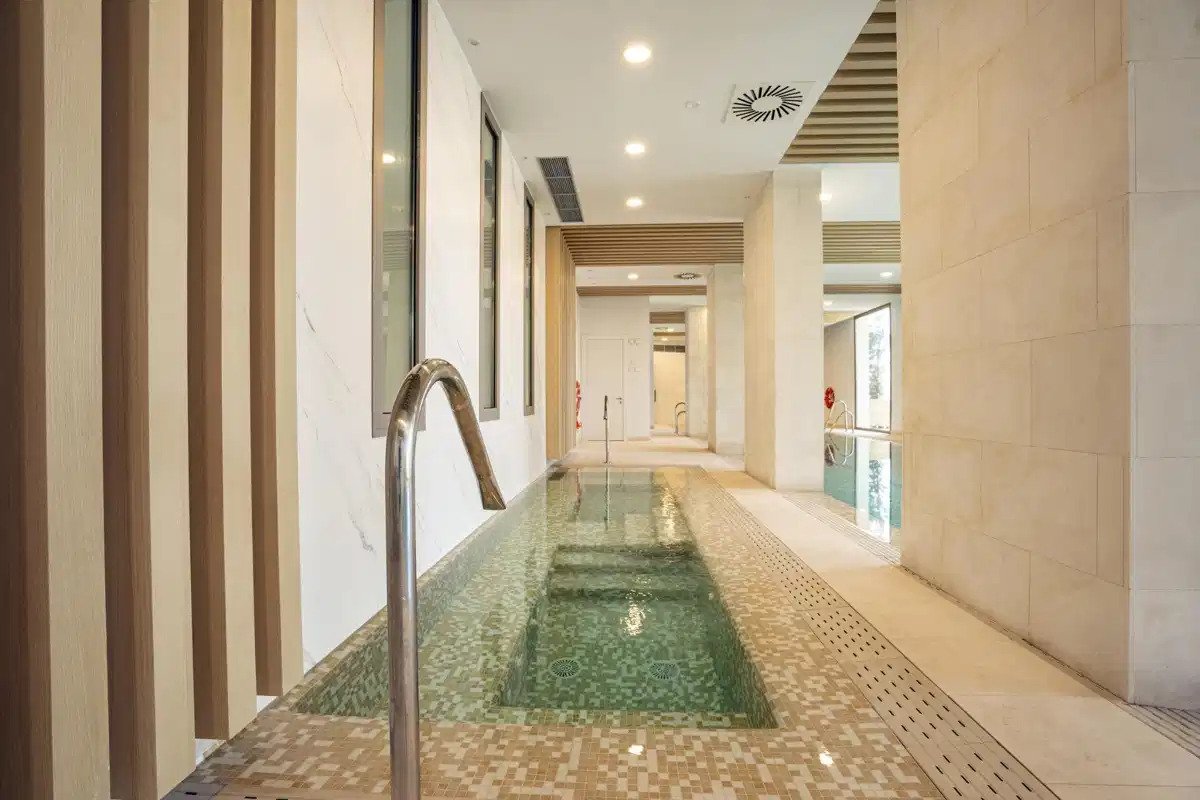 2-Zimmer, 2-Bad Erdgeschosswohnung mit Meerblick und Resort-Annehmlichkeiten in Marbella-Benahavís Hills