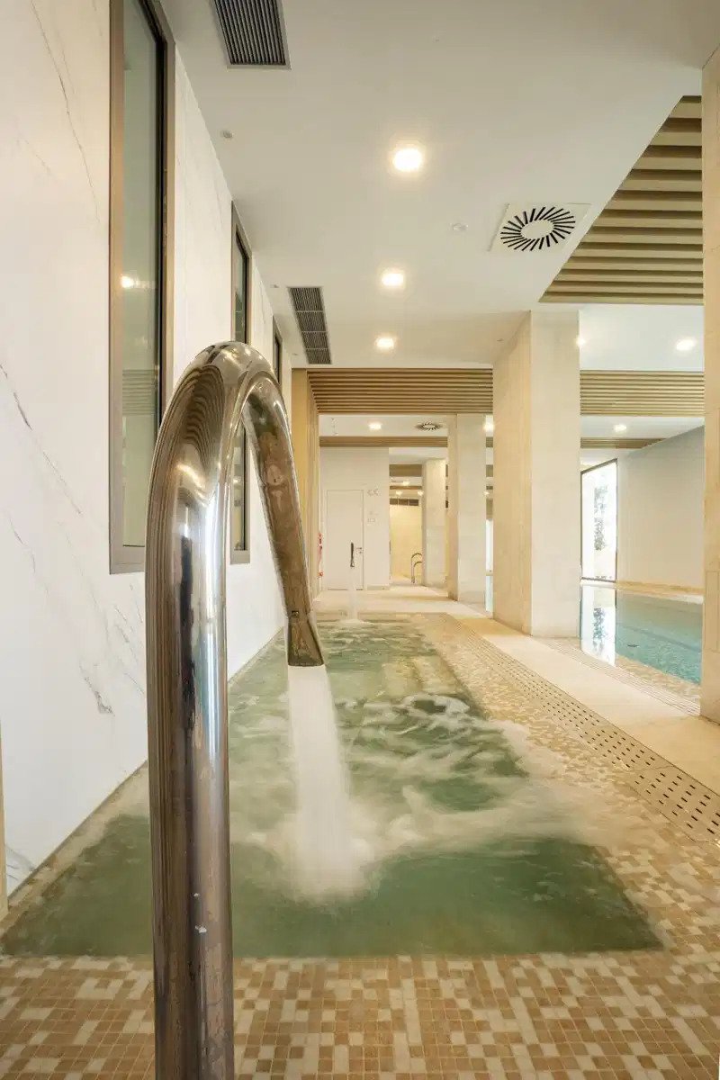 2-Zimmer, 2-Bad Erdgeschosswohnung mit Meerblick und Resort-Annehmlichkeiten in Marbella-Benahavís Hills