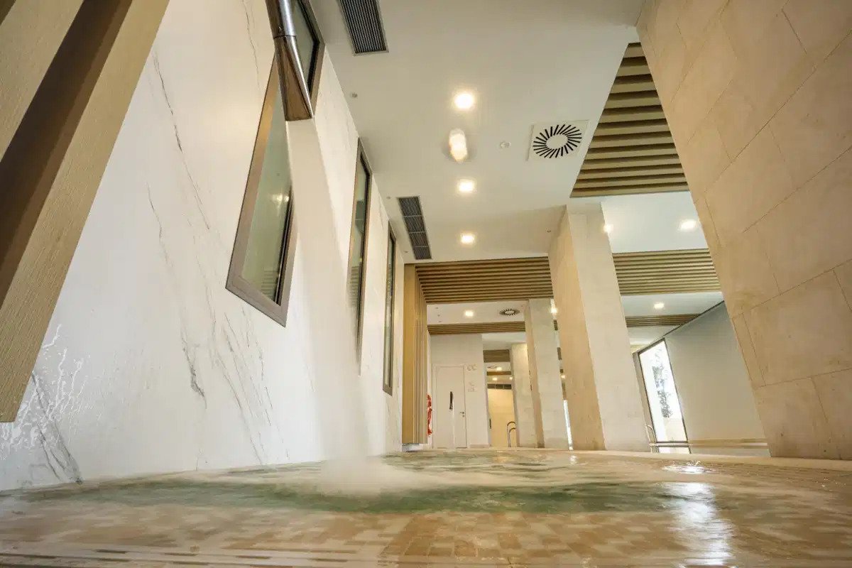 2-Zimmer, 2-Bad Erdgeschosswohnung mit Meerblick und Resort-Annehmlichkeiten in Marbella-Benahavís Hills