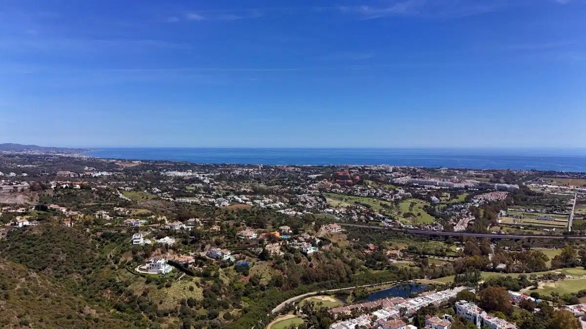 2-Zimmer, 2-Bad Erdgeschosswohnung mit Meerblick und Resort-Annehmlichkeiten in Marbella-Benahavís Hills