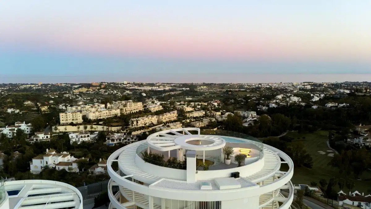 2-Zimmer, 2-Bad Erdgeschosswohnung mit Meerblick und Resort-Annehmlichkeiten in Marbella-Benahavís Hills