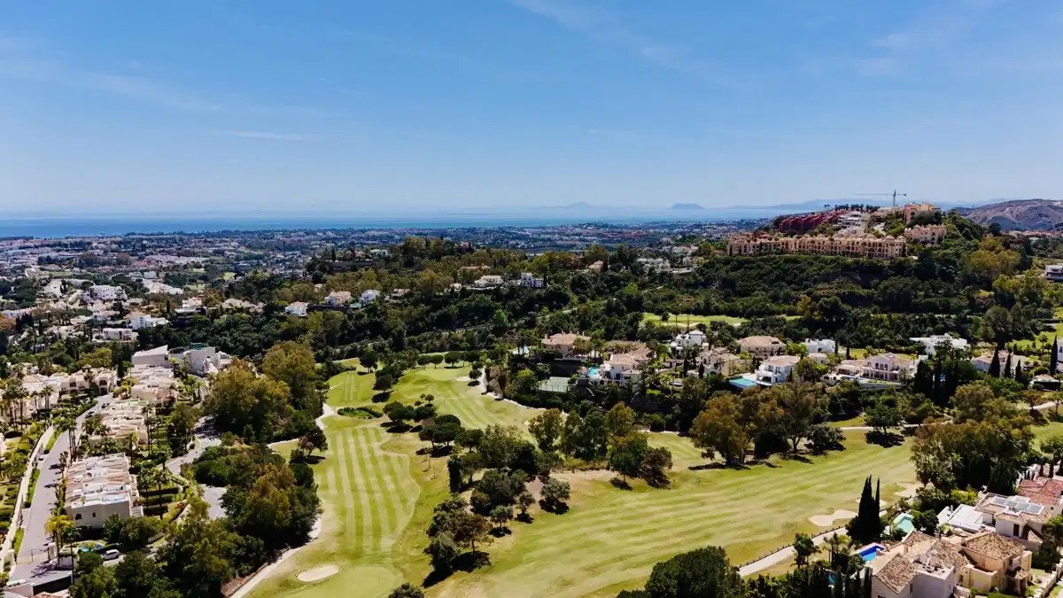 2-Zimmer, 2-Bad Erdgeschosswohnung mit Meerblick und Resort-Annehmlichkeiten in Marbella-Benahavís Hills