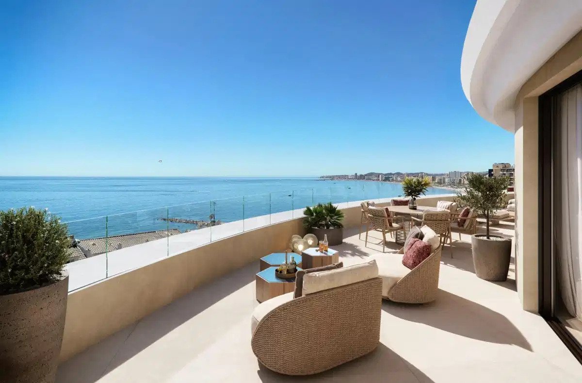 2-Zimmer, 2-Bad Sea View Luxuswohnung 100 m vom Strand in Carvajal, Fuengirola