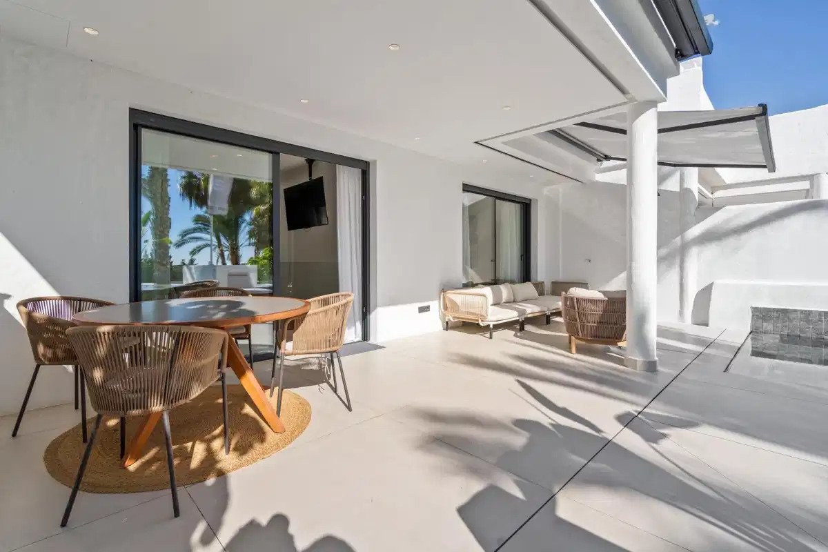 5-Zimmer, 4-Bad Luxus-Duplex-Erdgeschosswohnung in El Paraiso, Estepona–Marbella Gebiet