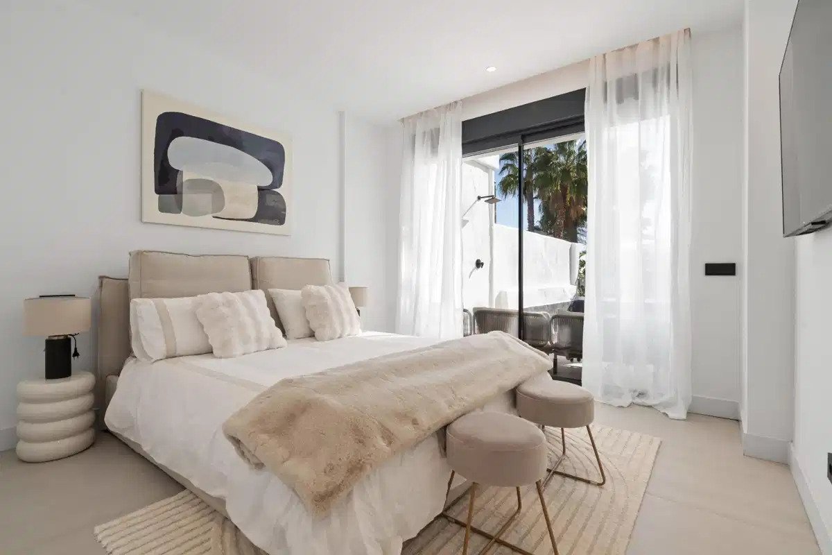 5-Zimmer, 4-Bad Luxus-Duplex-Erdgeschosswohnung in El Paraiso, Estepona–Marbella Gebiet