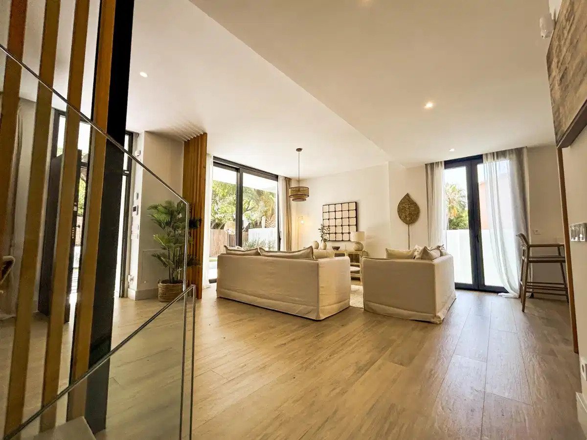 3-Zimmer, 3-Badezimmer Stadthaus in El Limonar, Malaga – Luxuriöses Boutique-Wohnen in der Nähe des Strandes