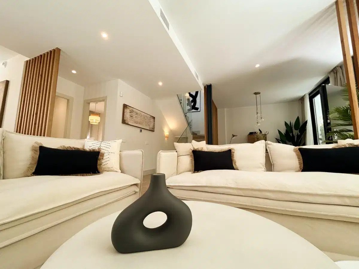 3-Zimmer, 3-Badezimmer Stadthaus in El Limonar, Malaga – Luxuriöses Boutique-Wohnen in der Nähe des Strandes