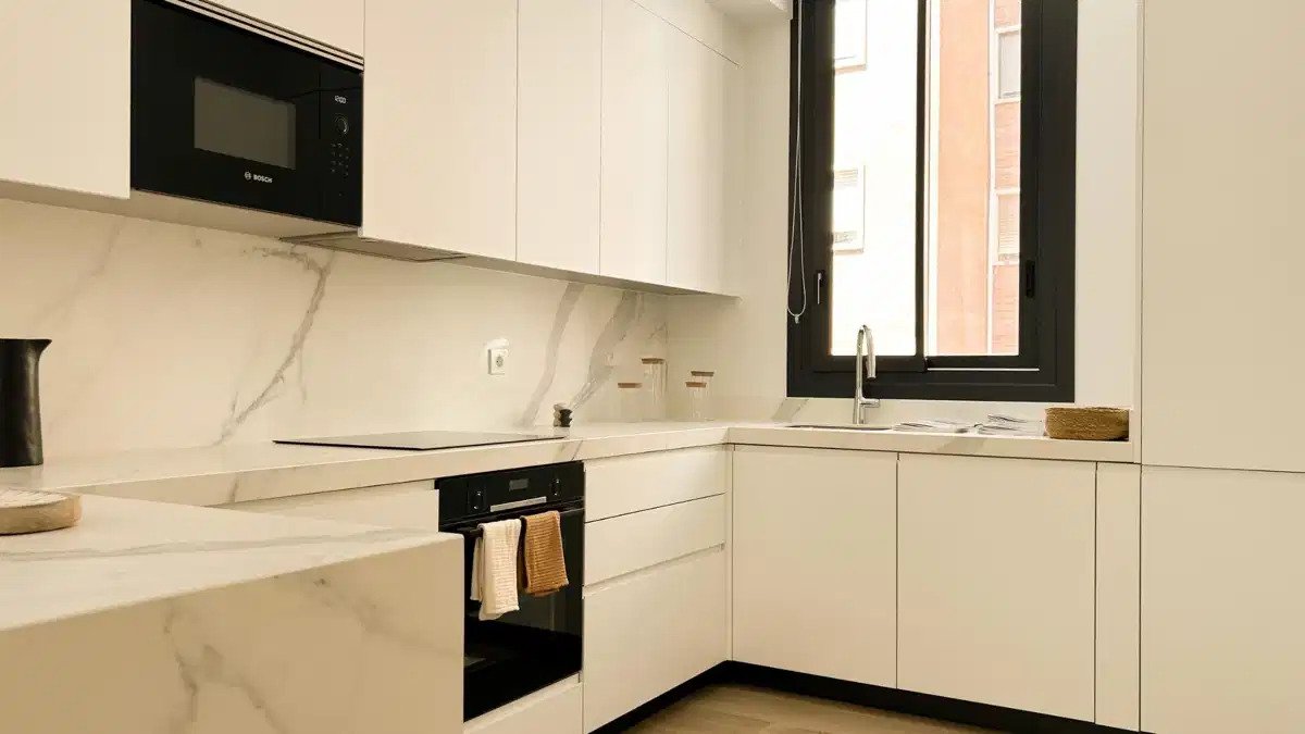 3-Zimmer, 3-Badezimmer Stadthaus in El Limonar, Malaga – Luxuriöses Boutique-Wohnen in der Nähe des Strandes