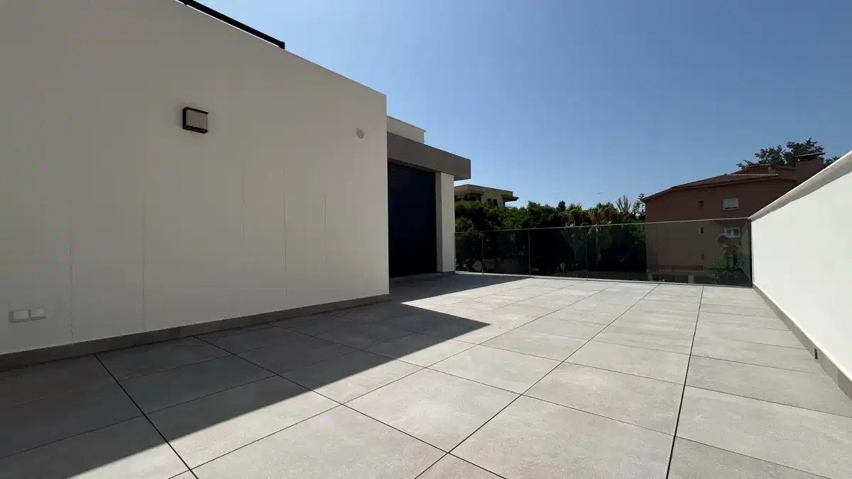3-Zimmer, 3-Badezimmer Stadthaus in El Limonar, Malaga – Luxuriöses Boutique-Wohnen in der Nähe des Strandes
