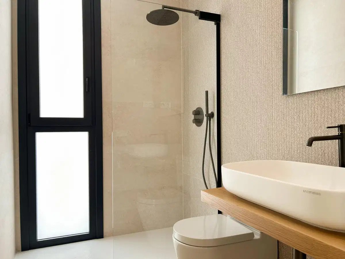 3-Zimmer, 3-Badezimmer Stadthaus in El Limonar, Malaga – Luxuriöses Boutique-Wohnen in der Nähe des Strandes