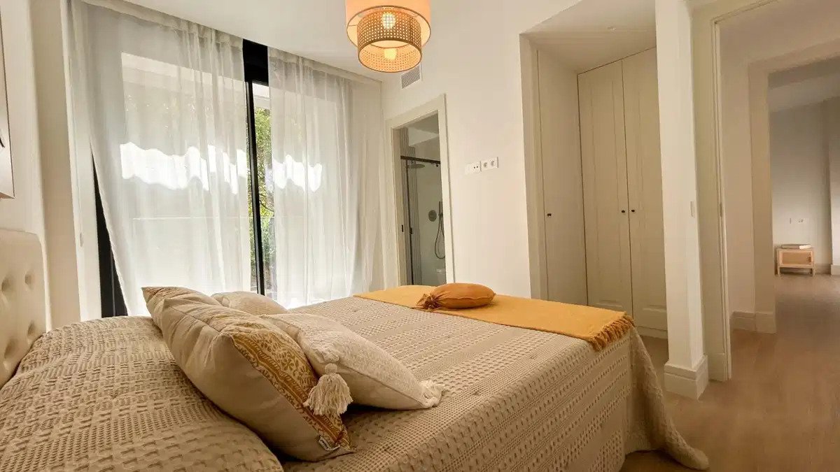3-Zimmer, 3-Badezimmer Stadthaus in El Limonar, Malaga – Luxuriöses Boutique-Wohnen in der Nähe des Strandes
