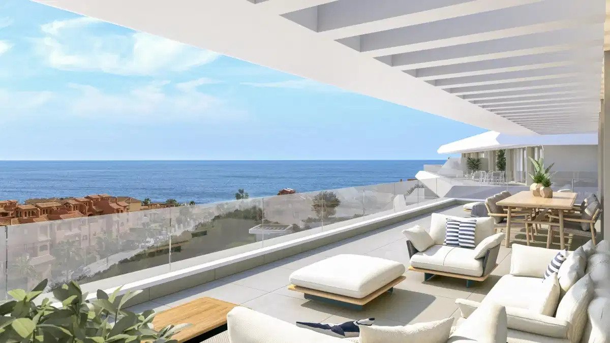 3-Zimmer, 2-Bad-Penthouse mit großzügigen Terrassen und Meerblick in der Nähe von Estepona