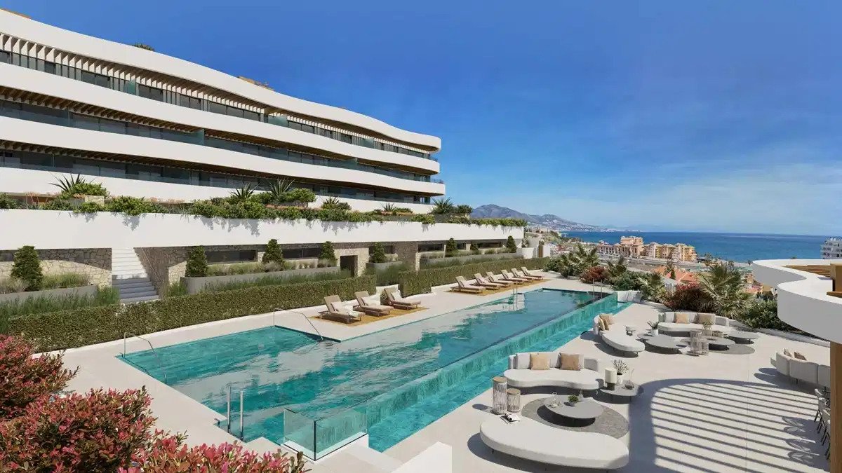 3-Zimmer-Wohnung im Erdgeschoss mit 2 Badezimmern, privatem Garten und Pool, Meerblick