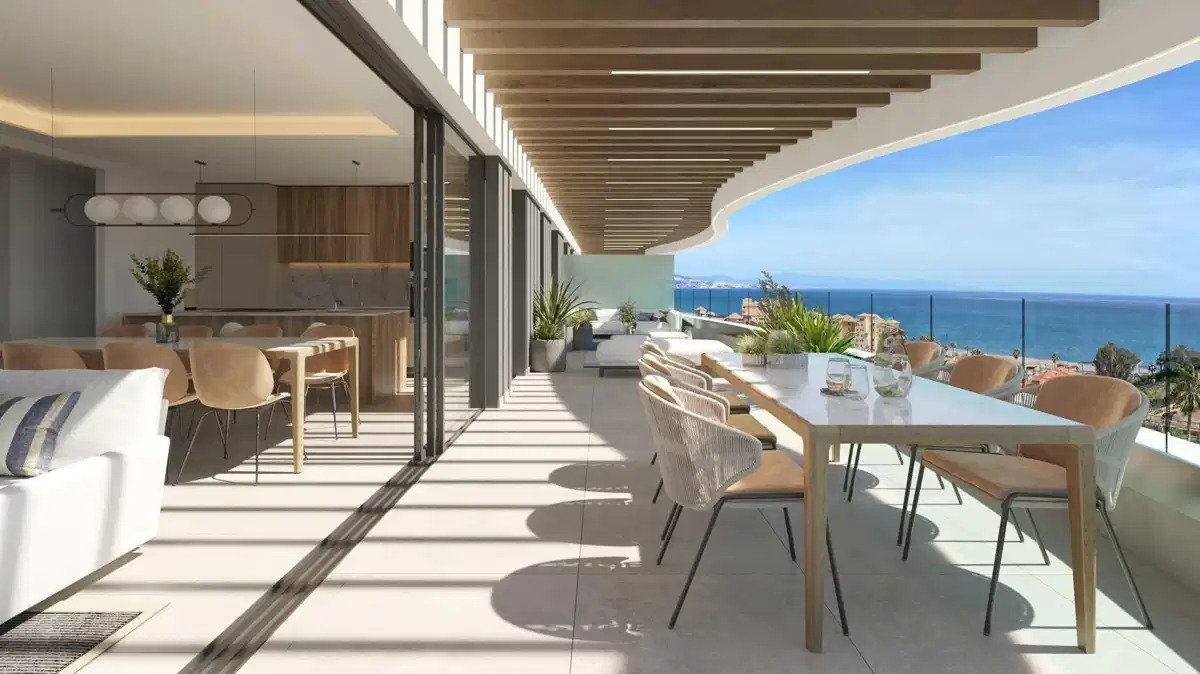 3-Zimmer-Wohnung im Erdgeschoss mit 2 Badezimmern, privatem Garten und Pool, Meerblick