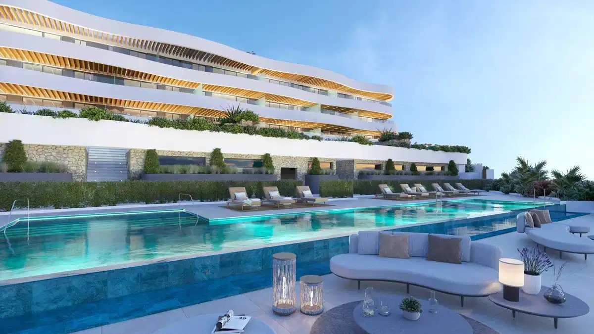 3-Zimmer-Wohnung im Erdgeschoss mit 2 Badezimmern, privatem Garten und Pool, Meerblick