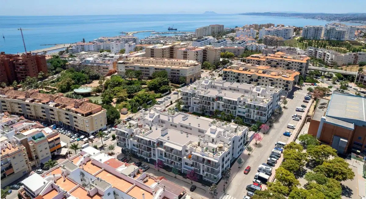 2-Zimmer, 2-Bad-Wohnung in Estepona mit großzügigen Terrassen und modernen Annehmlichkeiten